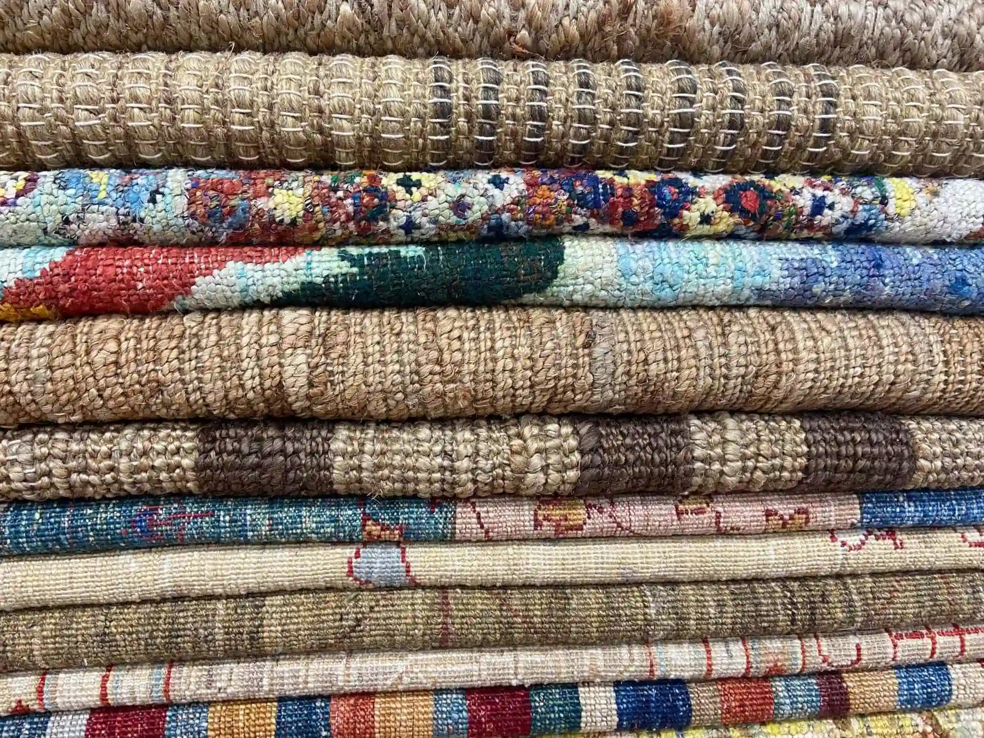 Gestapelte handverlesene Orientteppiche bei ED.GUENES Teppiche in Pressbaum bei Wien